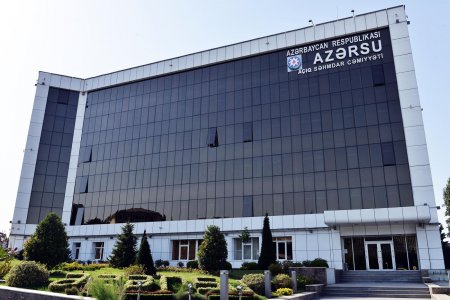 “Azərsu”yun binası üzərində yazılmış qurumun adı dəyişdiriləcək