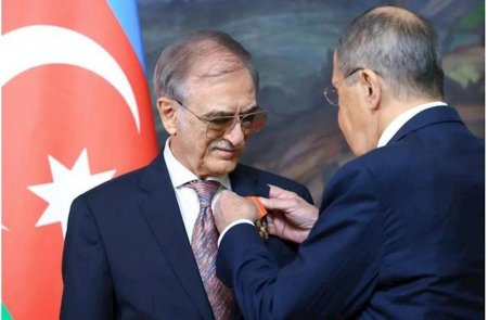 Lavrov Polad Bülbüloğluna Putinin verdiyi ordeni təqdim etdi 